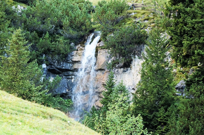 Baubeginn Hochfeldernalm – die alte Almhütte in Trauer