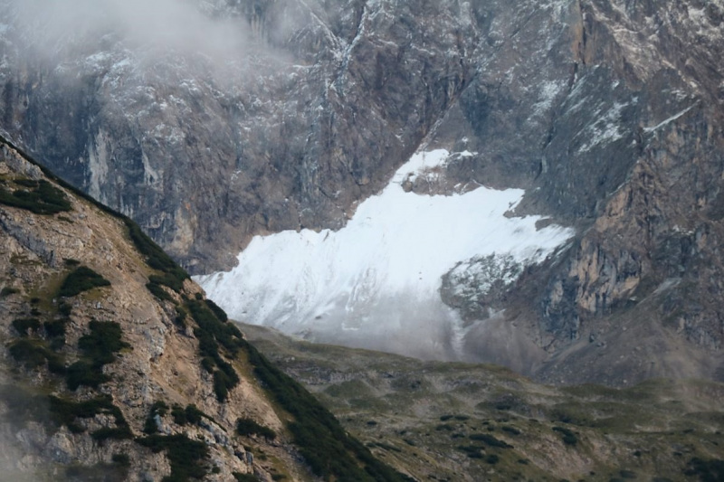 Baubeginn Hochfeldernalm – die alte Almhütte in Trauer