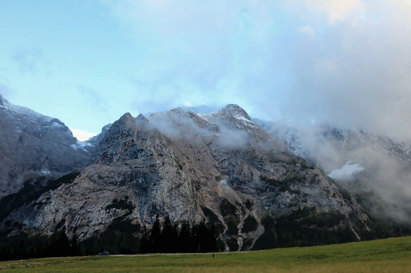 Baubeginn Hochfeldernalm – die alte Almhütte in Trauer