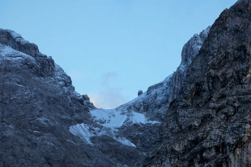 Baubeginn Hochfeldernalm – die alte Almhütte in Trauer