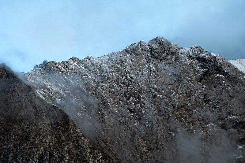 Baubeginn Hochfeldernalm – die alte Almhütte in Trauer