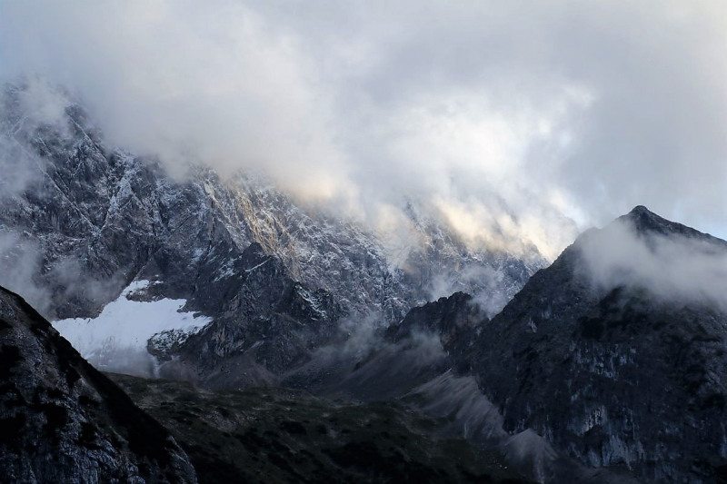 Baubeginn Hochfeldernalm – die alte Almhütte in Trauer