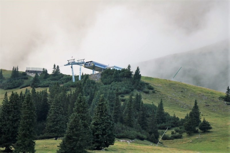 Baubeginn Hochfeldernalm – die alte Almhütte in Trauer