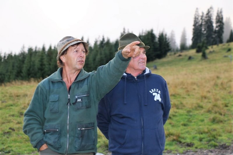 Baubeginn Hochfeldernalm – die alte Almhütte in Trauer