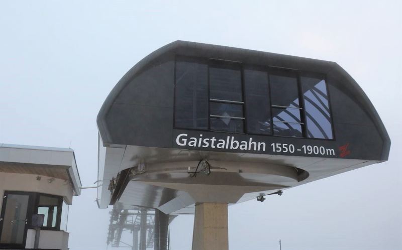 Baubeginn Hochfeldernalm – die alte Almhütte in Trauer