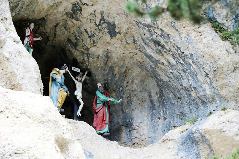 Baubeginn Hochfeldernalm – die alte Almhütte in Trauer