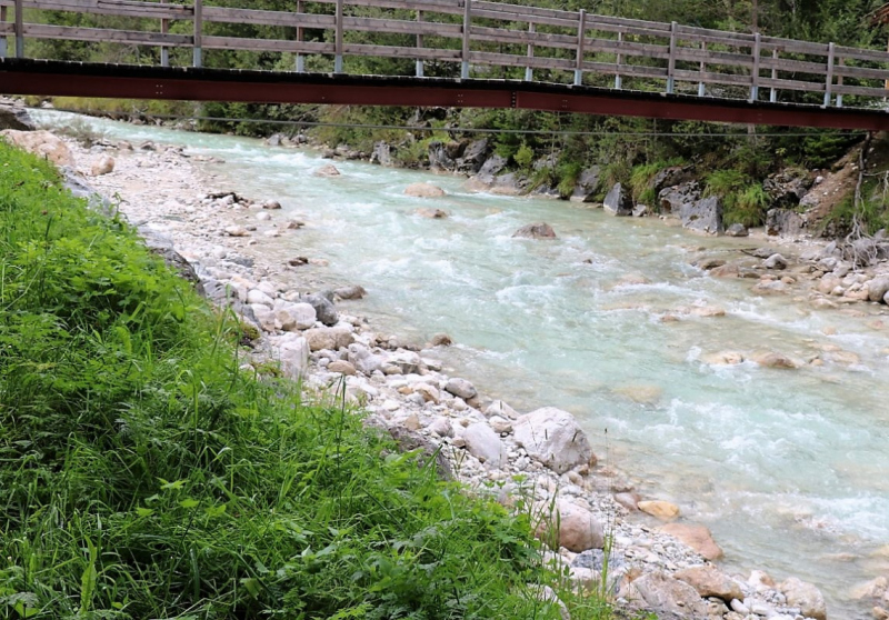 Baubeginn Hochfeldernalm – die alte Almhütte in Trauer