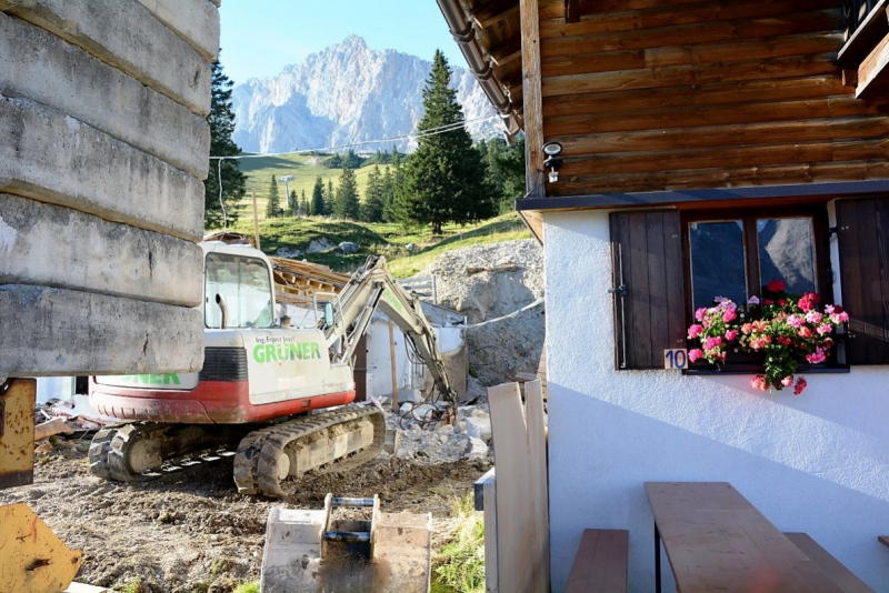 Baustelle Hochfeldern Alm – Mit neuem Dachstuhl winterfest