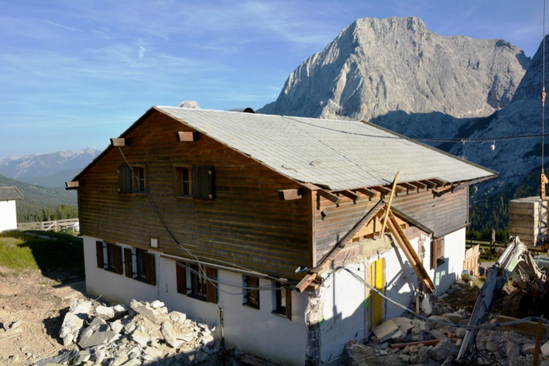 Baustelle Hochfeldern Alm – Mit neuem Dachstuhl winterfest