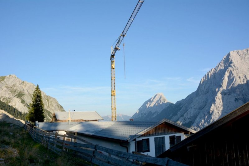 Baustelle Hochfeldern Alm – Mit neuem Dachstuhl winterfest