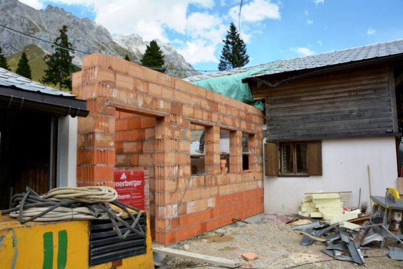 Baustelle Hochfeldern Alm – Mit neuem Dachstuhl winterfest