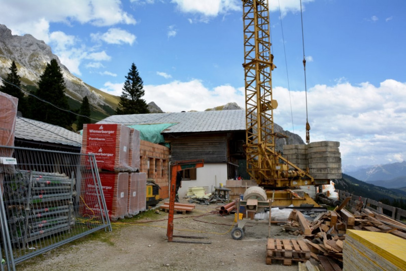 Baustelle Hochfeldern Alm – Mit neuem Dachstuhl winterfest