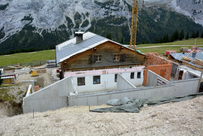 Baustelle Hochfeldern Alm – Mit neuem Dachstuhl winterfest