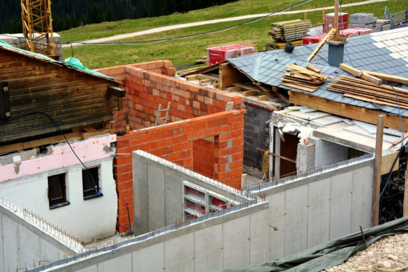 Baustelle Hochfeldern Alm – Mit neuem Dachstuhl winterfest