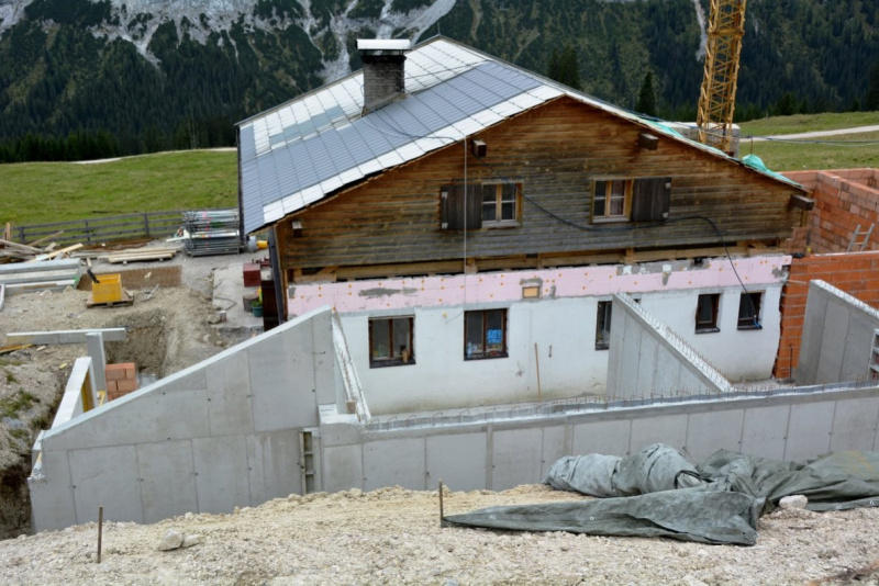 Baustelle Hochfeldern Alm – Mit neuem Dachstuhl winterfest