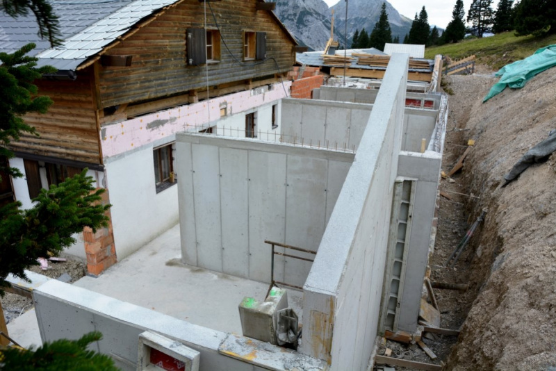 Baustelle Hochfeldern Alm – Mit neuem Dachstuhl winterfest