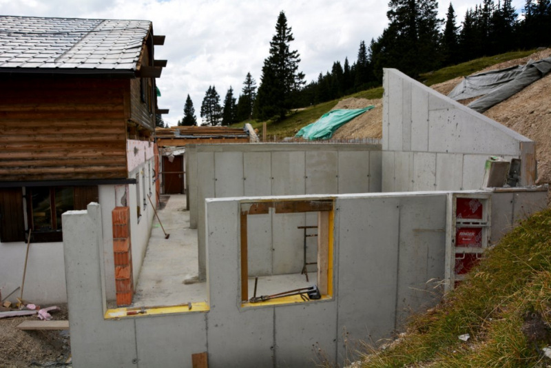 Baustelle Hochfeldern Alm – Mit neuem Dachstuhl winterfest