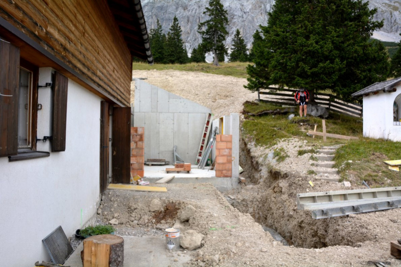 Baustelle Hochfeldern Alm – Mit neuem Dachstuhl winterfest