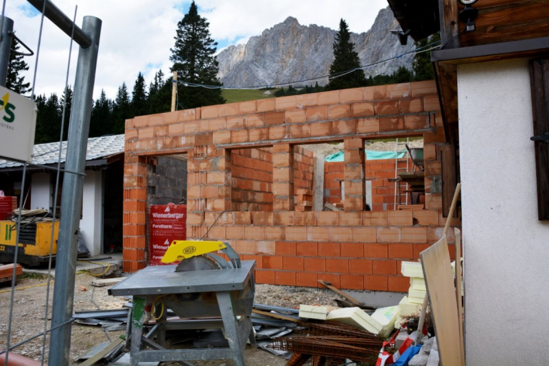 Baustelle Hochfeldern Alm – Mit neuem Dachstuhl winterfest