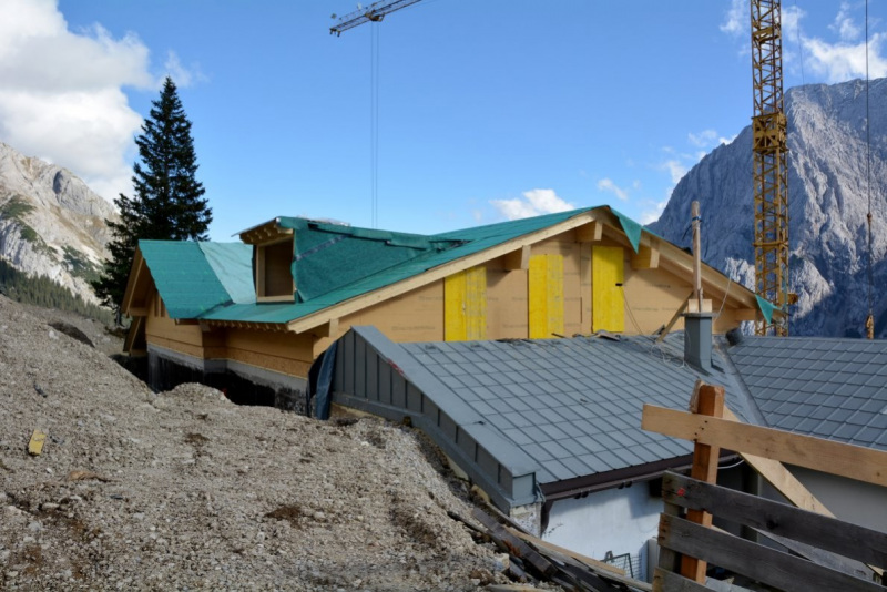 Baustelle Hochfeldern Alm – Mit neuem Dachstuhl winterfest
