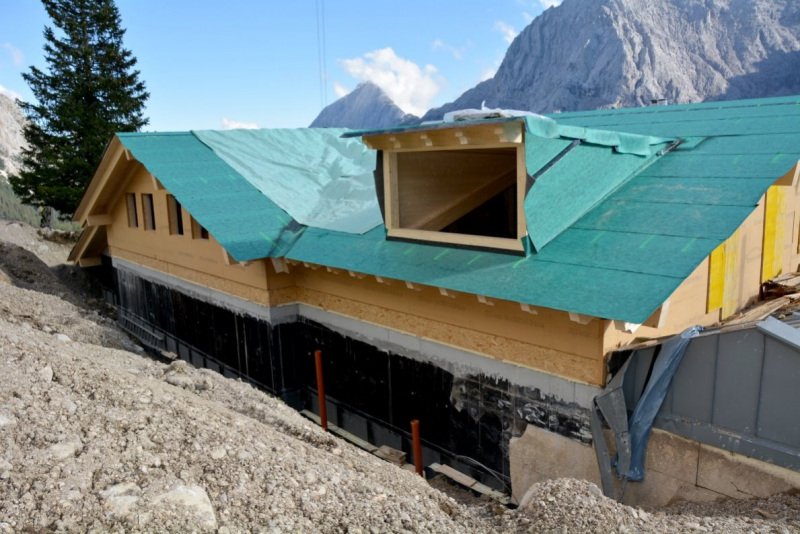 Baustelle Hochfeldern Alm – Mit neuem Dachstuhl winterfest
