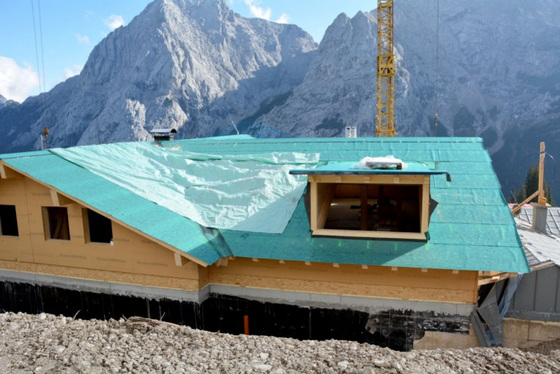 Baustelle Hochfeldern Alm – Mit neuem Dachstuhl winterfest