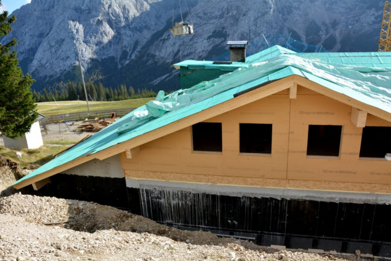 Baustelle Hochfeldern Alm – Mit neuem Dachstuhl winterfest