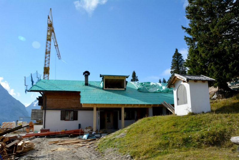 Baustelle Hochfeldern Alm – Mit neuem Dachstuhl winterfest