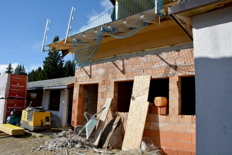 Baustelle Hochfeldern Alm – Mit neuem Dachstuhl winterfest
