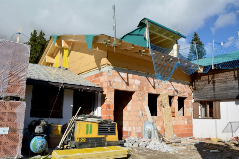 Baustelle Hochfeldern Alm – Mit neuem Dachstuhl winterfest