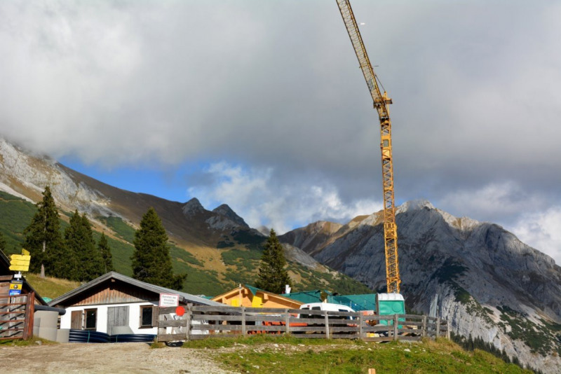 Baustelle Hochfeldern Alm – Mit neuem Dachstuhl winterfest