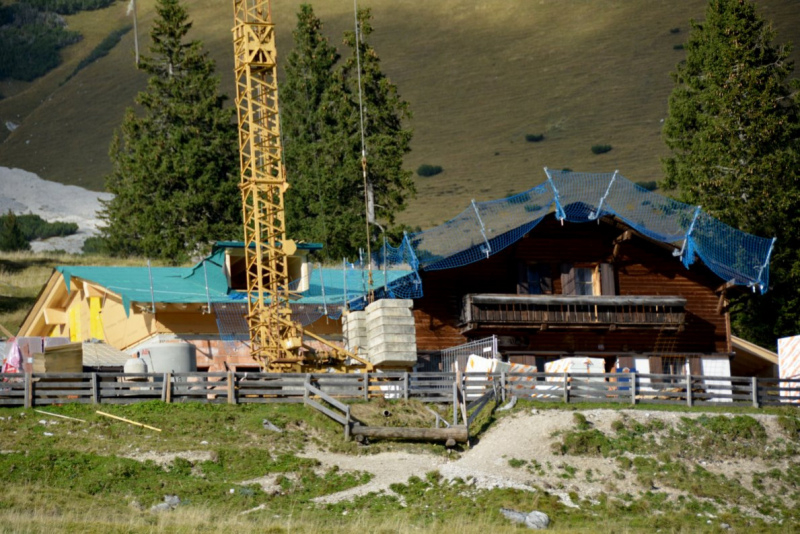 Baustelle Hochfeldern Alm – Mit neuem Dachstuhl winterfest