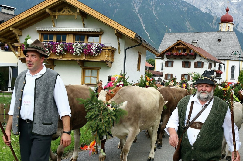 Drei-Almen-Abtrieb in Mieming – Abschied des Marienberg-Hirten