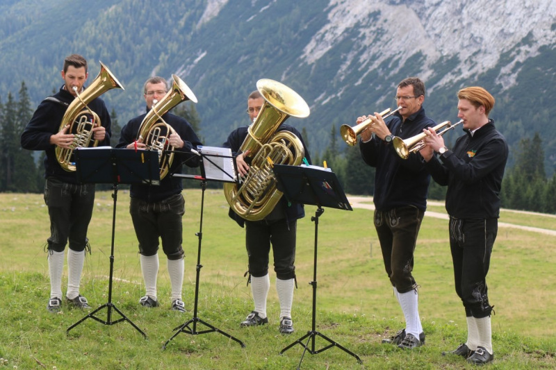 Feldereralpe – Almmesse mit Brunnen-Segnung
