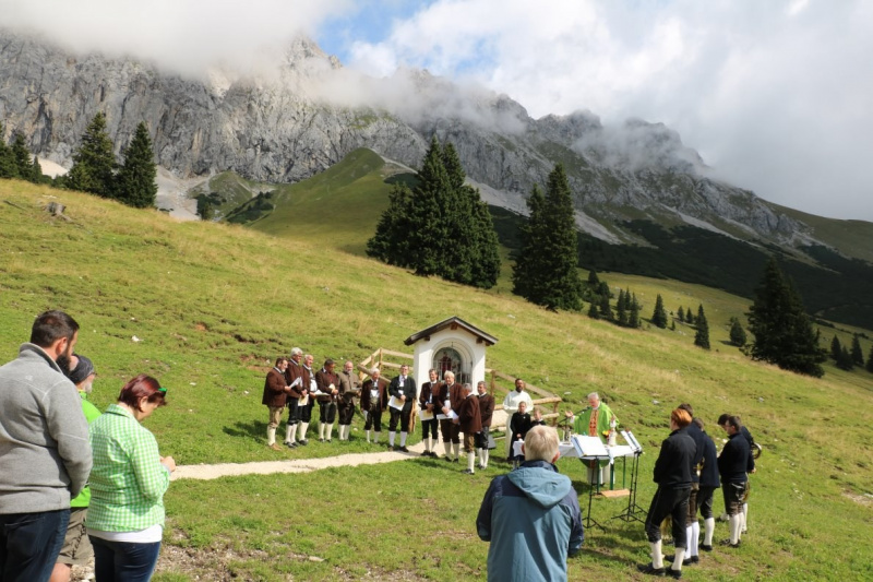 Feldereralpe – Almmesse mit Brunnen-Segnung