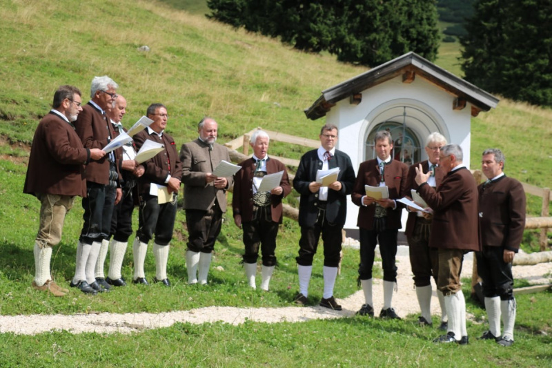 Feldereralpe – Almmesse mit Brunnen-Segnung