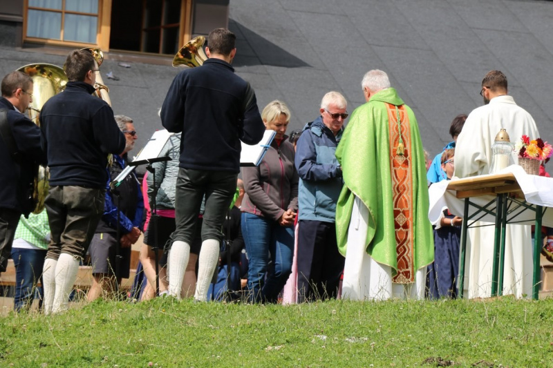 Feldereralpe – Almmesse mit Brunnen-Segnung