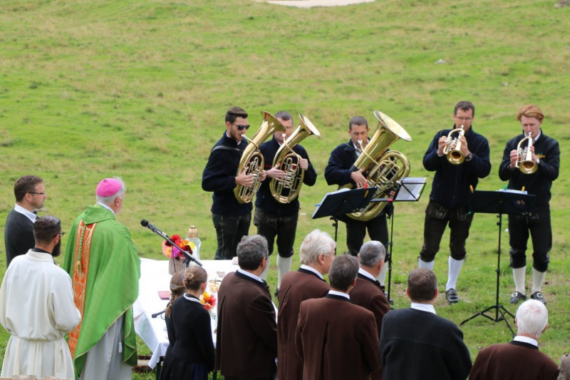 Feldereralpe – Almmesse mit Brunnen-Segnung