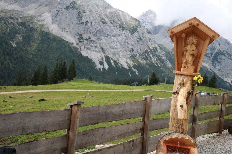 Feldereralpe – Almmesse mit Brunnen-Segnung
