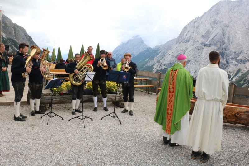 Feldereralpe – Almmesse mit Brunnen-Segnung