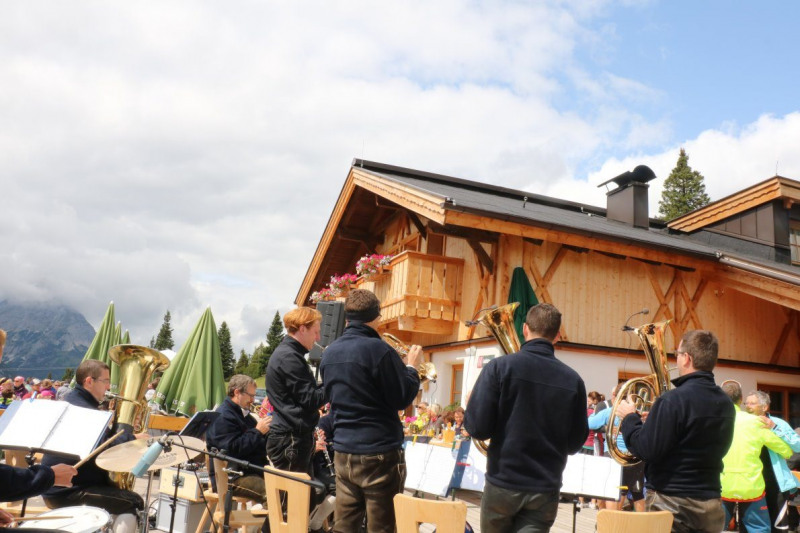 Feldereralpe – Almmesse mit Brunnen-Segnung