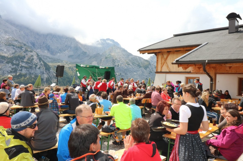 Feldereralpe – Almmesse mit Brunnen-Segnung