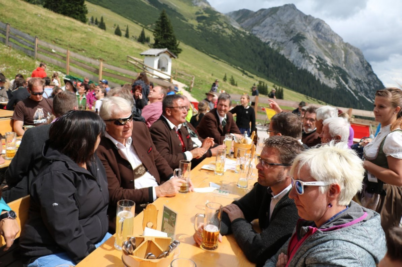 Feldereralpe – Almmesse mit Brunnen-Segnung