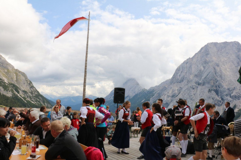 Feldereralpe – Almmesse mit Brunnen-Segnung