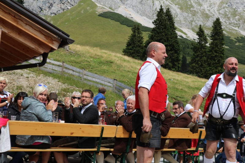 Feldereralpe – Almmesse mit Brunnen-Segnung