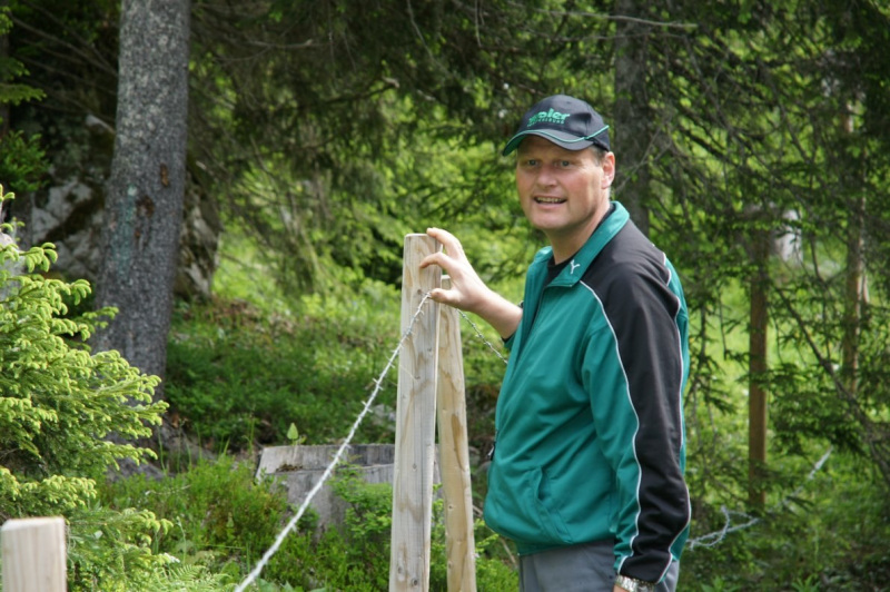 Feldernalmbauern zäunen vier Kilometer Weidezäune