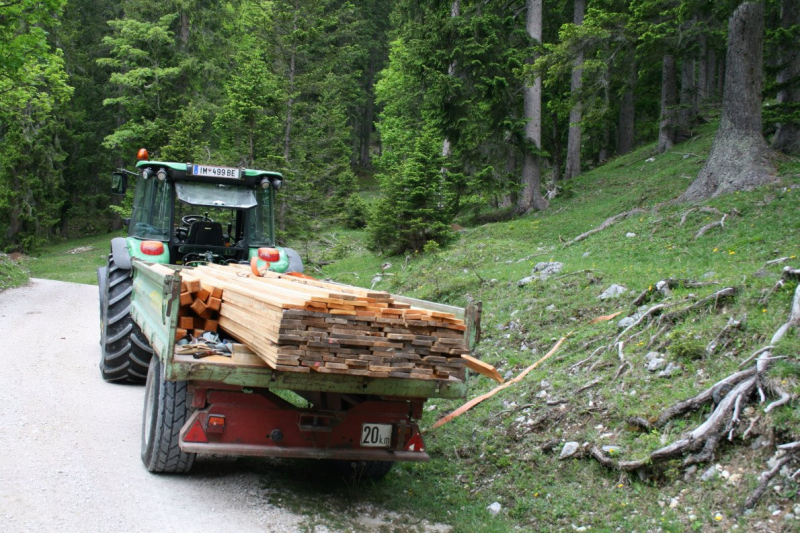 Feldernalmbauern zäunen vier Kilometer Weidezäune
