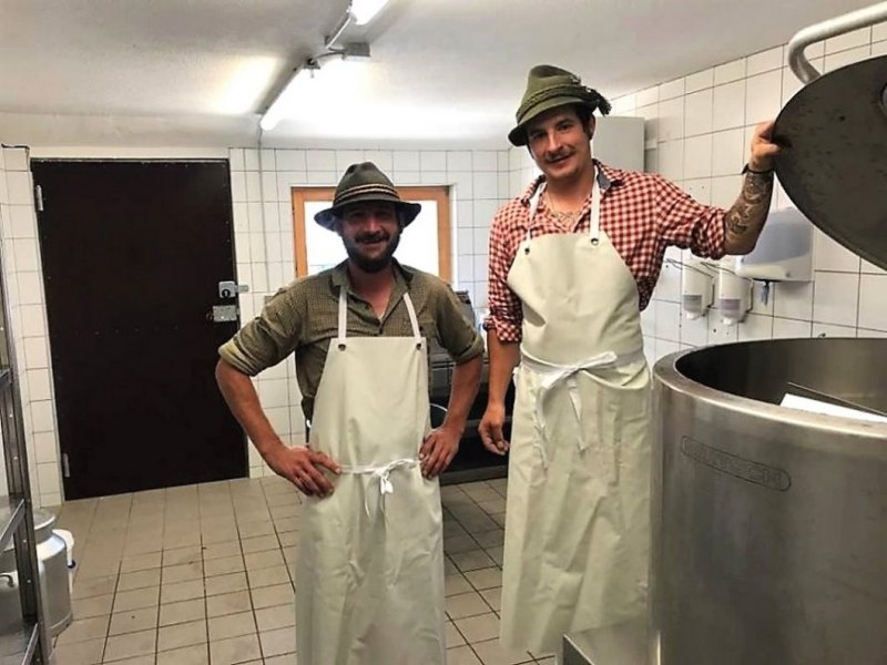 Feldernalm-Nachricht – „wir melken, buttern, machen Graukas“