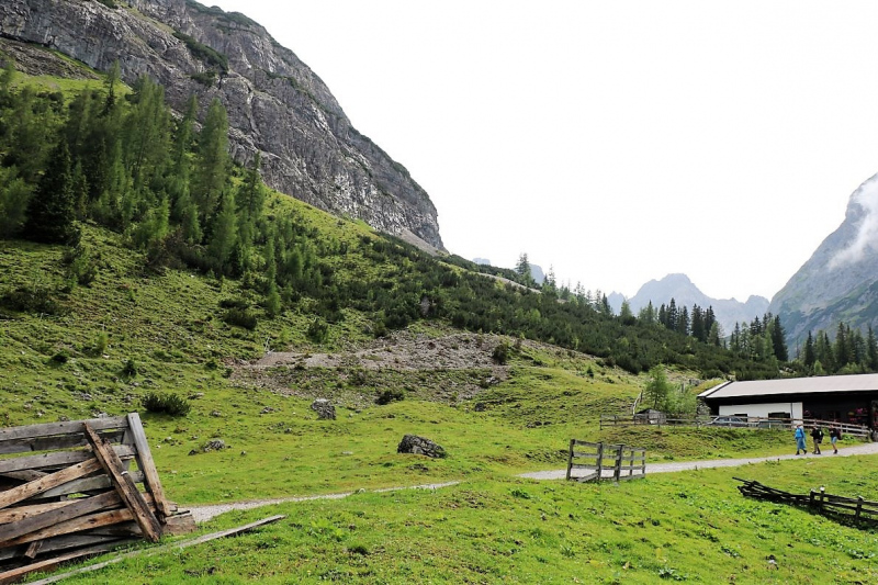 Seeben Alm – Schutzwall schützt den Hüttenbetrieb