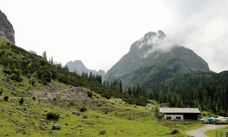 Seeben Alm – Schutzwall schützt den Hüttenbetrieb